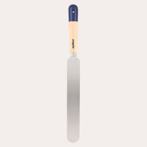 The Zyliss Beech Wood Palette Knife features an ergonomic tan beech wood handle with a dark blue tip and hanging hole, plus a long, flat stainless steel blade—ideal for spreading icing or frosting on cakes. 